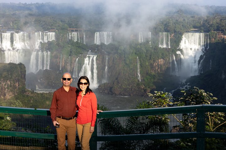 Vistas panorâmicas das majestosas Cataratas do Iguaçu, mostrando poderosas cascatas e a exuberante selva circundante na Argentina, foto 12 | wizardtrip