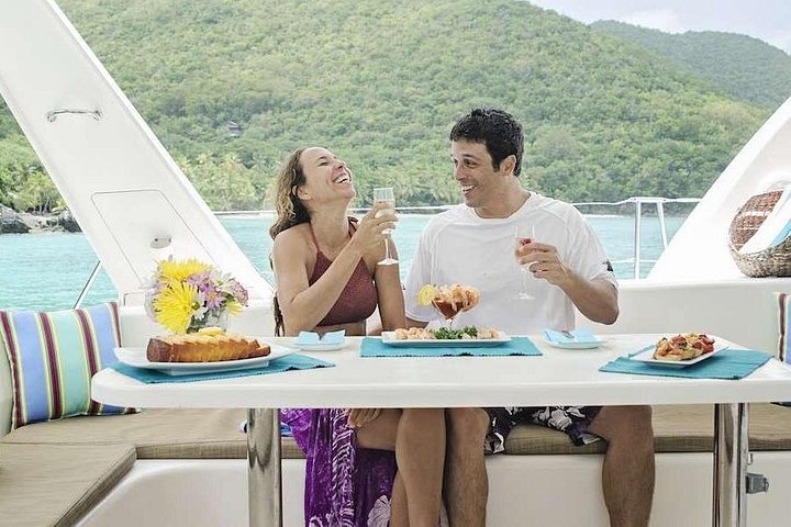 Passeio de catamarã de luxo em St. Thomas, explorando ilhas e snorkeling, foto 17 | wizardtrip
