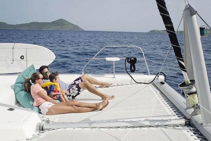 Passeio de catamarã de luxo em St. Thomas, explorando ilhas e snorkeling, foto 19 | wizardtrip