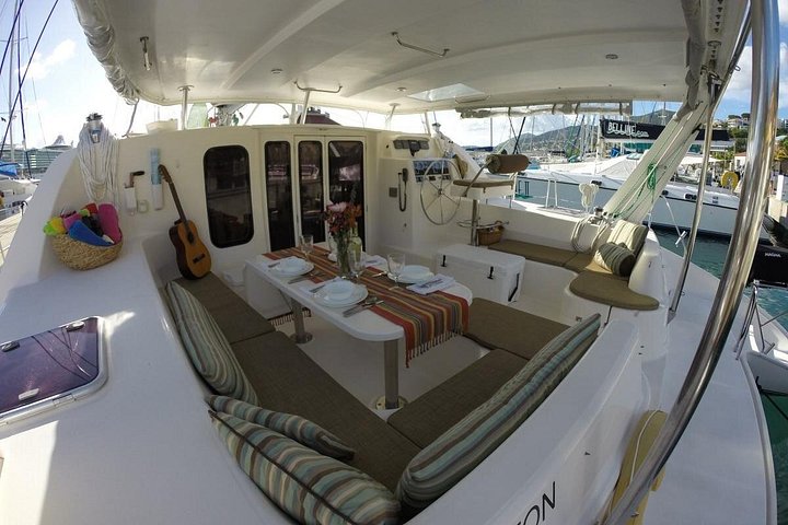 Passeio de catamarã de luxo em St. Thomas, explorando ilhas e snorkeling, foto 22 | wizardtrip