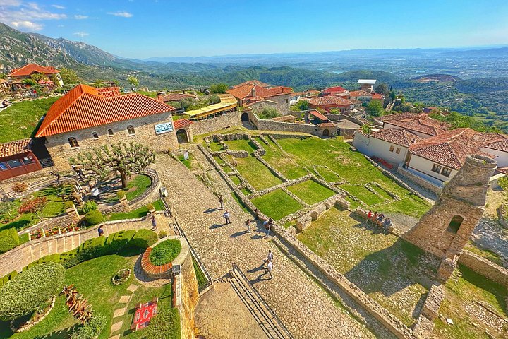 Erkunden Sie die historische Burg Kruja, den lebhaften Alten Basar und den malerischen Berg Sari Salltik in der Nähe von Tirana, Albanien, Foto 8 | wizardtrip