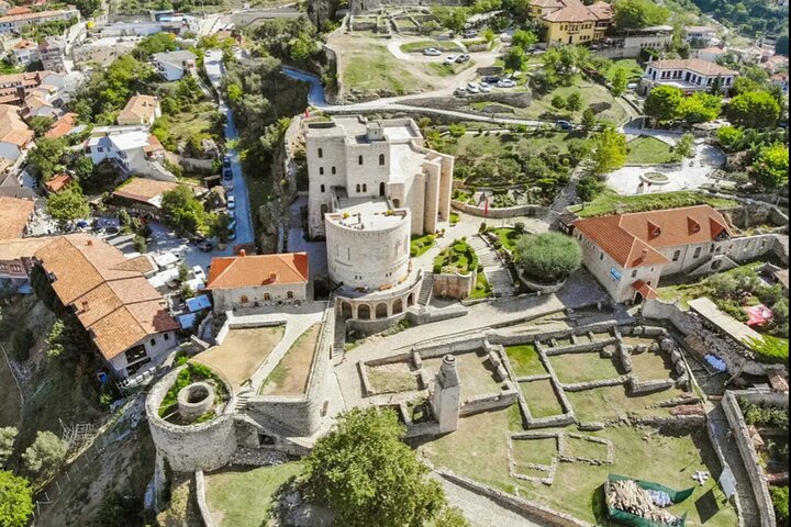 Erkunden Sie die historische Burg Kruja, den lebhaften Alten Basar und den malerischen Berg Sari Salltik in der Nähe von Tirana, Albanien, Foto 9 | wizardtrip