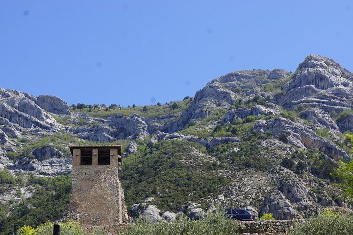 Erkunden Sie die historische Burg Kruja, den lebhaften Alten Basar und den malerischen Berg Sari Salltik in der Nähe von Tirana, Albanien, Foto 10 | wizardtrip