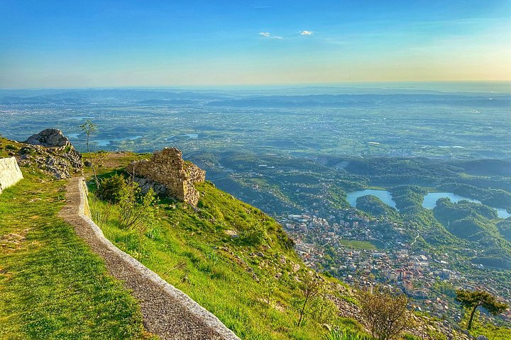 Erkunden Sie die historische Burg Kruja, den lebhaften Alten Basar und den malerischen Berg Sari Salltik in der Nähe von Tirana, Albanien, Foto 13 | wizardtrip