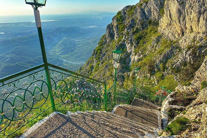 Erkunden Sie die historische Burg Kruja, den lebhaften Alten Basar und den malerischen Berg Sari Salltik in der Nähe von Tirana, Albanien, Foto 15 | wizardtrip