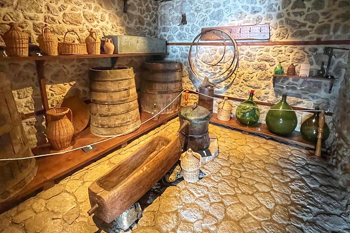 Erkunden Sie die historische Burg Kruja, den lebhaften Alten Basar und den malerischen Berg Sari Salltik in der Nähe von Tirana, Albanien, Foto 26 | wizardtrip