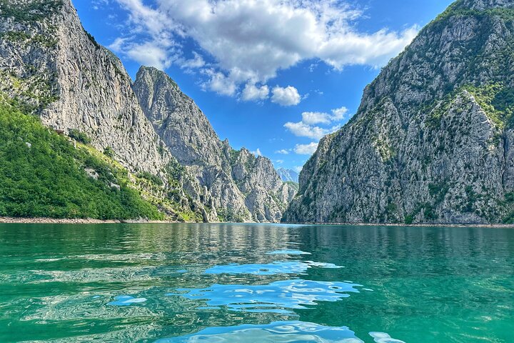 Rivière Shala & Lac Komani - Excursion d'une journée depuis Tirana/Durrës/Shkodra | wizardtrip