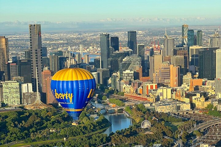 Ballong svever over Melbourne by ved soloppgang, med panoramautsikt, foto 6 | wizardtrip