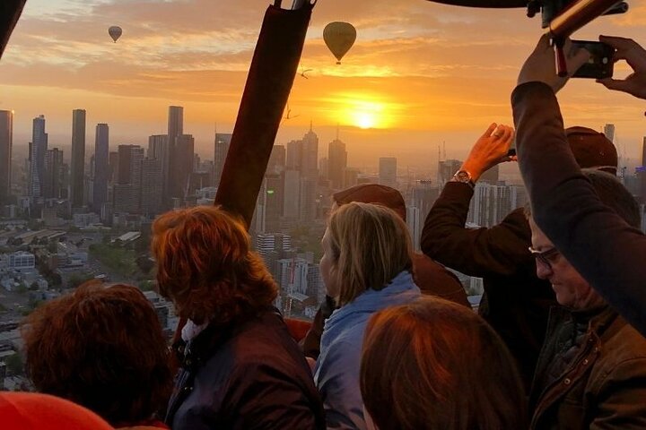 Ballong svever over Melbourne by ved soloppgang, med panoramautsikt, foto 8 | wizardtrip