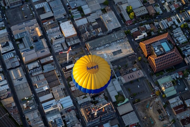 Ballong svever over Melbourne by ved soloppgang, med panoramautsikt, foto 10 | wizardtrip