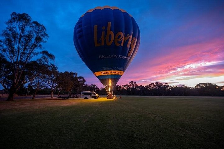 Ballong svever over Melbourne by ved soloppgang, med panoramautsikt, foto 11 | wizardtrip