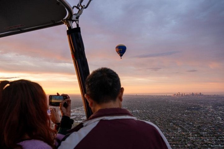 Ballong svever over Melbourne by ved soloppgang, med panoramautsikt, foto 12 | wizardtrip