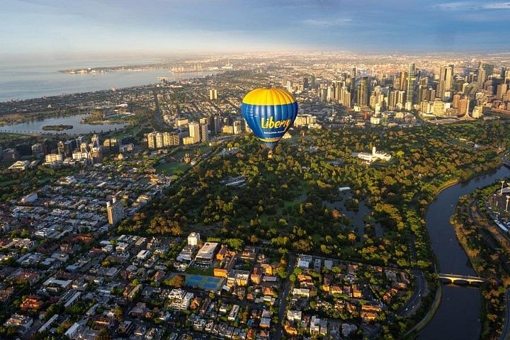 Ballong svever over Melbourne by ved soloppgang, med panoramautsikt, foto 13 | wizardtrip