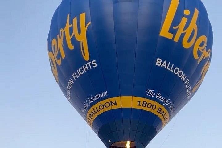 Ballong svever over Melbourne by ved soloppgang, med panoramautsikt, foto 17 | wizardtrip