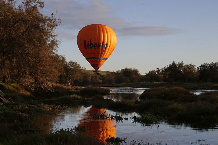 Luftballon svævende over Avon Valley ved solopgang, Western Australia, foto 7 | wizardtrip
