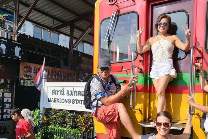 Experience Thailand's vibrant floating markets and unique train market, photo 7 | wizardtrip