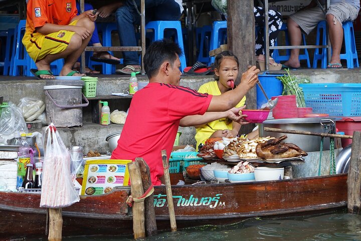Experience Thailand's vibrant floating markets and unique train market, photo 10 | wizardtrip