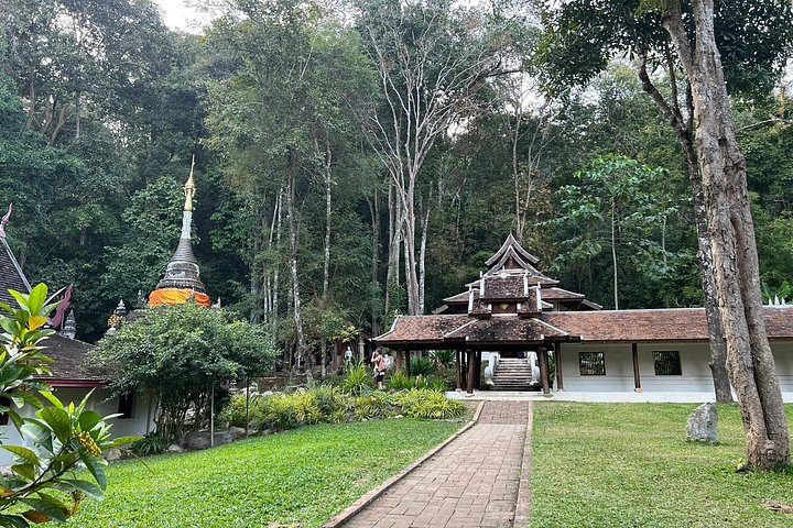 Wandern Sie durch üppigen Dschungel zu ruhigen Tempeln und genießen Sie den Panoramablick auf die Stadt vom Doi Suthep in Chiang Mai, Foto 13 | wizardtrip