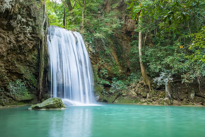 Kanchanaburi Tagestour: River Kwai und Erawan-Wasserfälle | wizardtrip