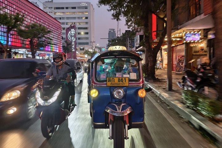 Découvrez les rues animées de Bangkok et ses monuments emblématiques lors d'une passionnante visite en tuk-tuk, photo 18 | wizardtrip