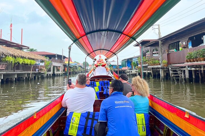Longtail-Boot navigiert durch Bangkoks historische Thonburi-Kanäle, vorbei an traditionellen Häusern und Tempeln, Foto 6 | wizardtrip