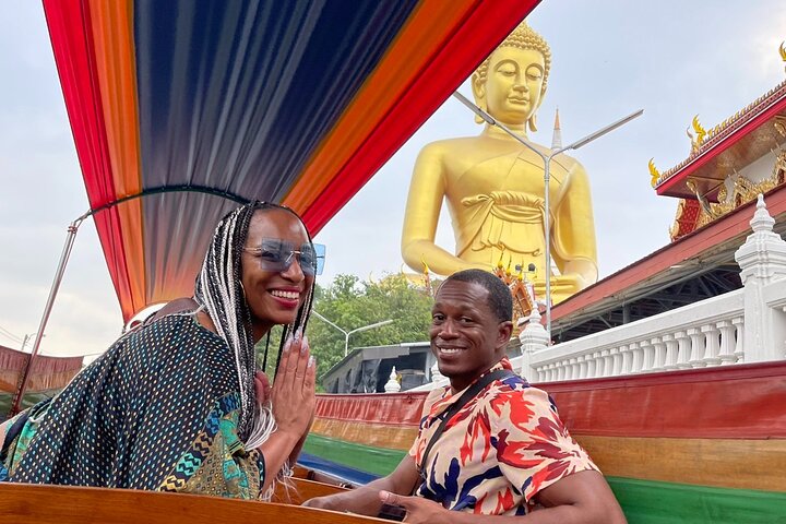 Longtail-Boot navigiert durch Bangkoks historische Thonburi-Kanäle, vorbei an traditionellen Häusern und Tempeln, Foto 7 | wizardtrip