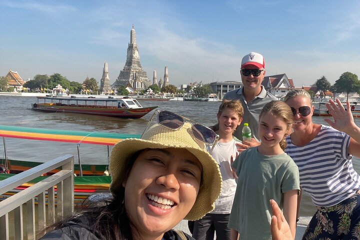 Longtail-Boot navigiert durch Bangkoks historische Thonburi-Kanäle, vorbei an traditionellen Häusern und Tempeln, Foto 8 | wizardtrip