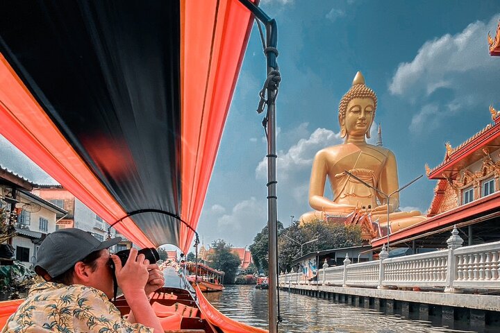 Longtail-Boot navigiert durch Bangkoks historische Thonburi-Kanäle, vorbei an traditionellen Häusern und Tempeln, Foto 9 | wizardtrip