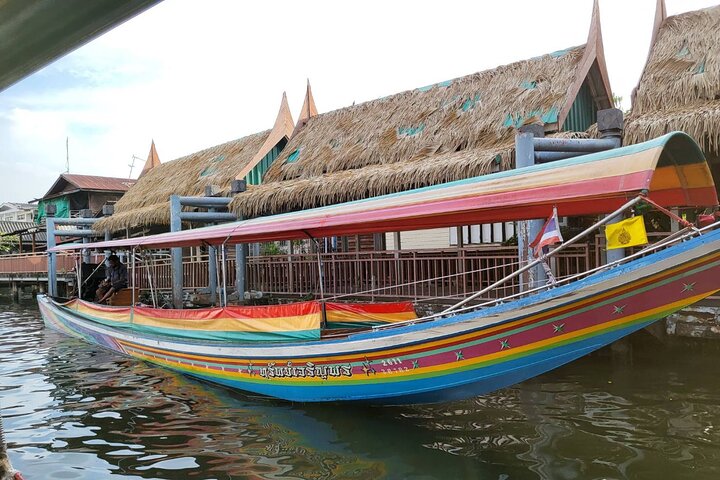 Longtail-Boot navigiert durch Bangkoks historische Thonburi-Kanäle, vorbei an traditionellen Häusern und Tempeln, Foto 11 | wizardtrip