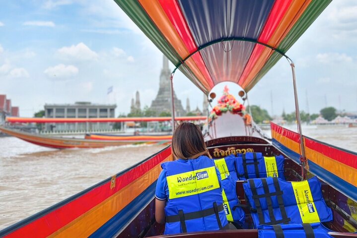 Longtail-Boot navigiert durch Bangkoks historische Thonburi-Kanäle, vorbei an traditionellen Häusern und Tempeln, Foto 12 | wizardtrip