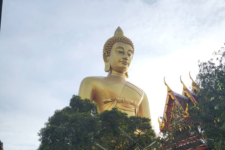 Longtail-Boot navigiert durch Bangkoks historische Thonburi-Kanäle, vorbei an traditionellen Häusern und Tempeln, Foto 13 | wizardtrip