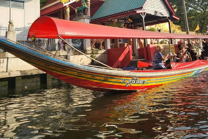 Longtail-Boot navigiert durch Bangkoks historische Thonburi-Kanäle, vorbei an traditionellen Häusern und Tempeln, Foto 14 | wizardtrip