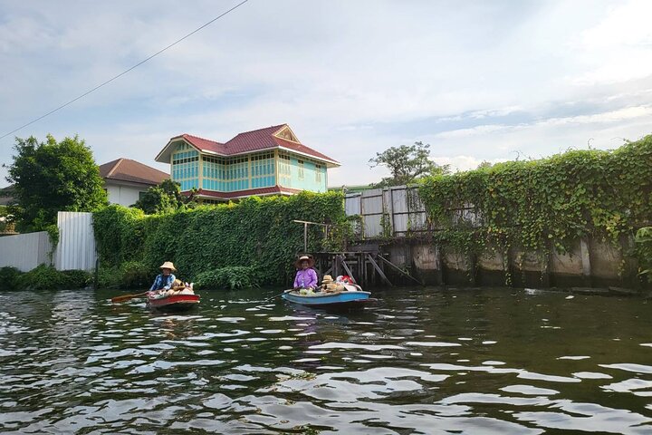 Longtail-Boot navigiert durch Bangkoks historische Thonburi-Kanäle, vorbei an traditionellen Häusern und Tempeln, Foto 15 | wizardtrip