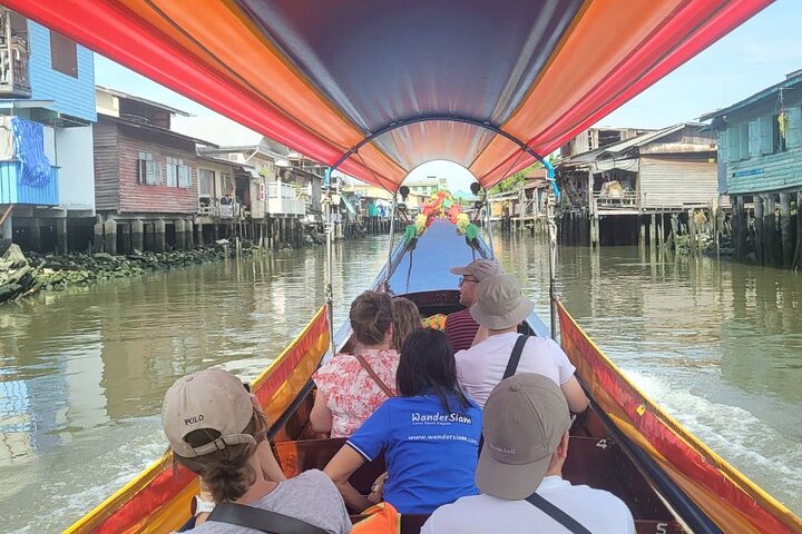 Longtail-Boot navigiert durch Bangkoks historische Thonburi-Kanäle, vorbei an traditionellen Häusern und Tempeln, Foto 16 | wizardtrip