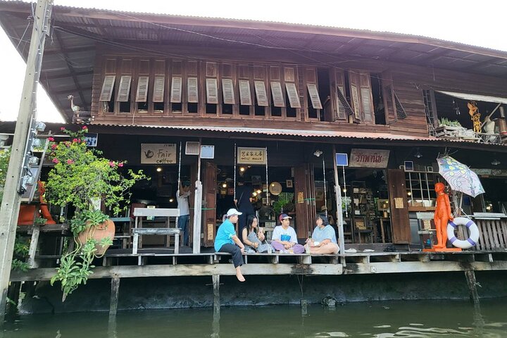 Longtail-Boot navigiert durch Bangkoks historische Thonburi-Kanäle, vorbei an traditionellen Häusern und Tempeln, Foto 17 | wizardtrip