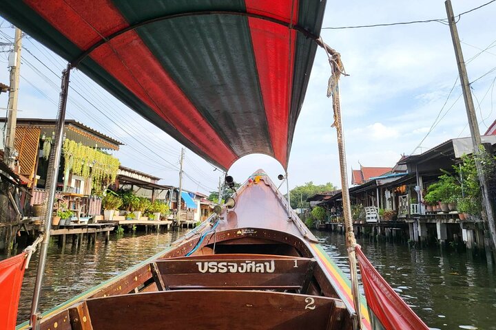 Longtail-Boot navigiert durch Bangkoks historische Thonburi-Kanäle, vorbei an traditionellen Häusern und Tempeln, Foto 18 | wizardtrip