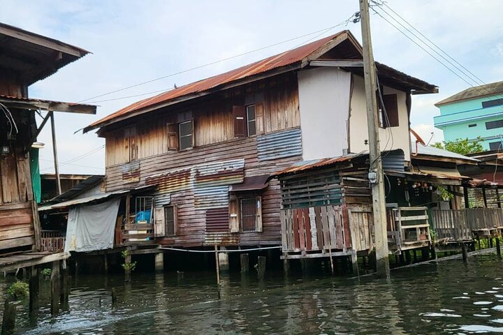Longtail-Boot navigiert durch Bangkoks historische Thonburi-Kanäle, vorbei an traditionellen Häusern und Tempeln, Foto 19 | wizardtrip