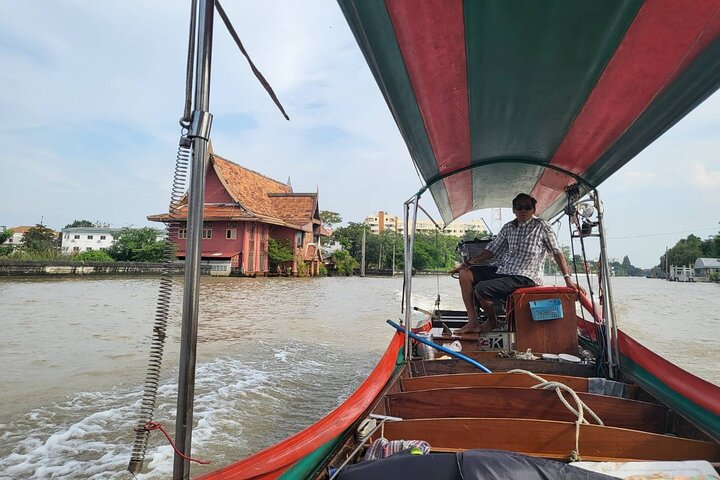 Longtail-Boot navigiert durch Bangkoks historische Thonburi-Kanäle, vorbei an traditionellen Häusern und Tempeln, Foto 20 | wizardtrip