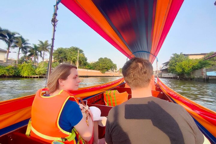 Longtail-Boot navigiert durch Bangkoks historische Thonburi-Kanäle, vorbei an traditionellen Häusern und Tempeln, Foto 21 | wizardtrip