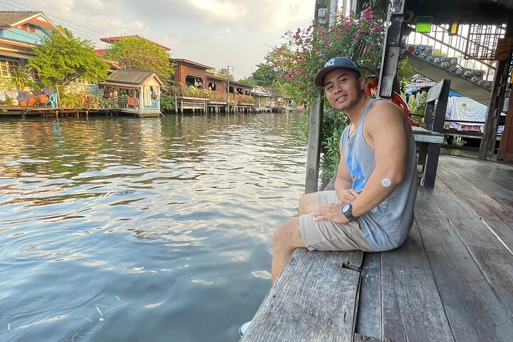 Longtail-Boot navigiert durch Bangkoks historische Thonburi-Kanäle, vorbei an traditionellen Häusern und Tempeln, Foto 22 | wizardtrip