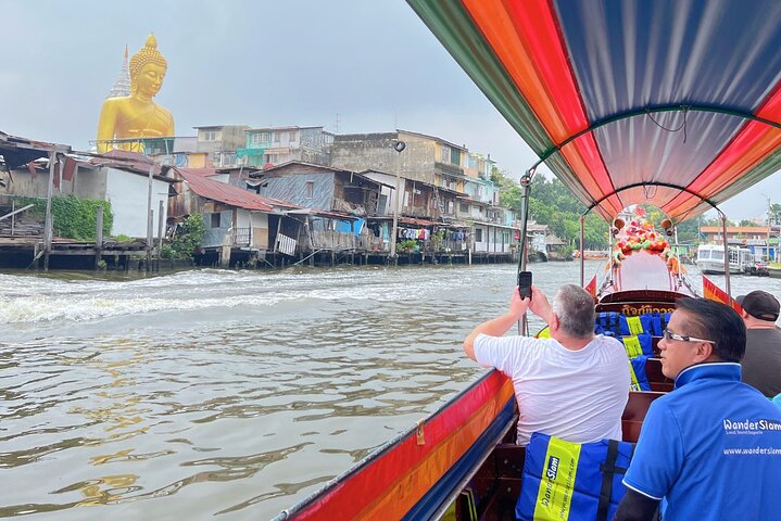 Longtail-Boot navigiert durch Bangkoks historische Thonburi-Kanäle, vorbei an traditionellen Häusern und Tempeln, Foto 23 | wizardtrip