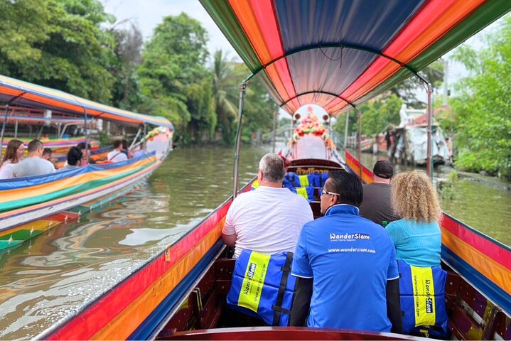 Longtail-Boot navigiert durch Bangkoks historische Thonburi-Kanäle, vorbei an traditionellen Häusern und Tempeln, Foto 24 | wizardtrip