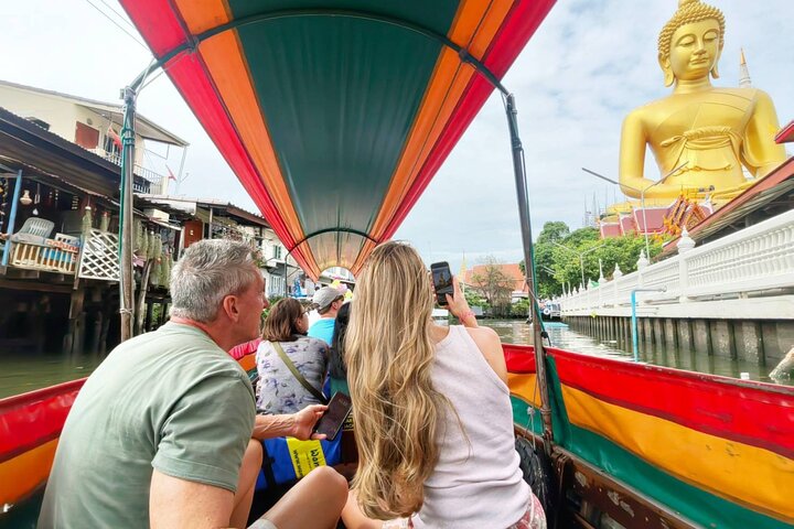 Longtail-Boot navigiert durch Bangkoks historische Thonburi-Kanäle, vorbei an traditionellen Häusern und Tempeln, Foto 25 | wizardtrip
