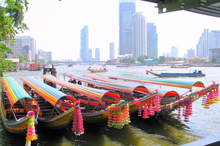 Longtail-Boot navigiert durch Bangkoks historische Thonburi-Kanäle, vorbei an traditionellen Häusern und Tempeln, Foto 26 | wizardtrip