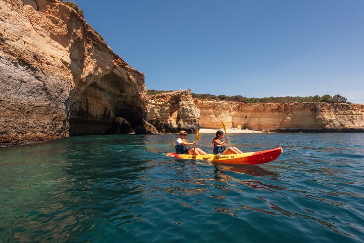 Kajakkpadling for å utforske den berømte Benagil-grotten og fantastiske kystformasjoner i Portimão, Portugal, foto 6 | wizardtrip
