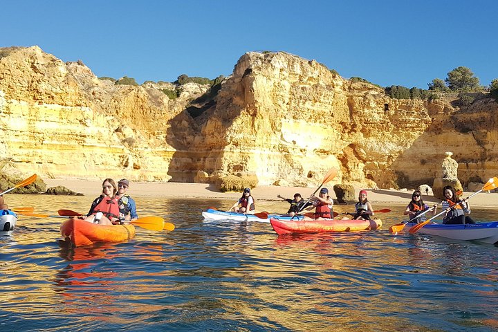 Kajakkpadling for å utforske den berømte Benagil-grotten og fantastiske kystformasjoner i Portimão, Portugal, foto 13 | wizardtrip