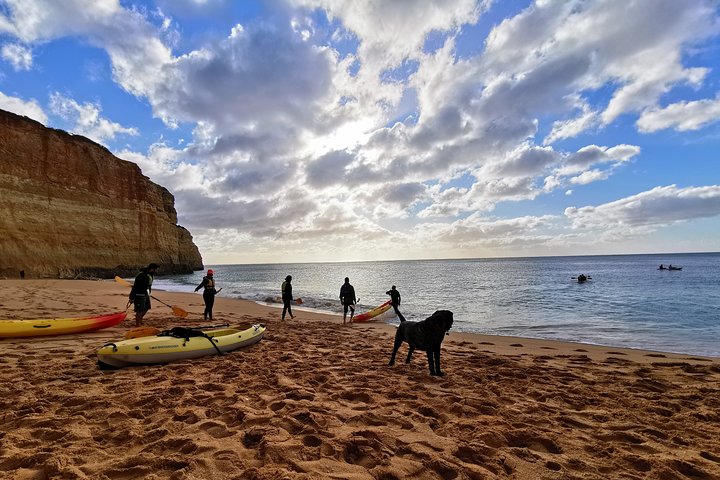 Kajakkpadling for å utforske den berømte Benagil-grotten og fantastiske kystformasjoner i Portimão, Portugal, foto 16 | wizardtrip