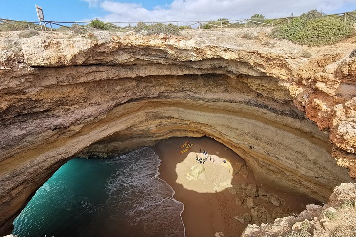 Kajakkpadling for å utforske den berømte Benagil-grotten og fantastiske kystformasjoner i Portimão, Portugal, foto 17 | wizardtrip