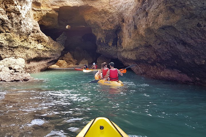 Kajakkpadling for å utforske den berømte Benagil-grotten og fantastiske kystformasjoner i Portimão, Portugal, foto 18 | wizardtrip