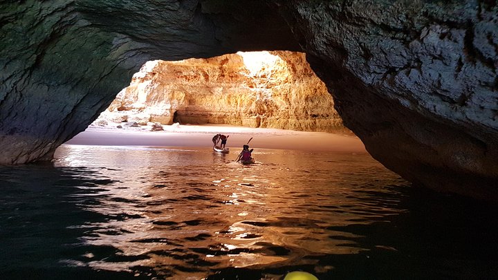 Kajakkpadling for å utforske den berømte Benagil-grotten og fantastiske kystformasjoner i Portimão, Portugal, foto 19 | wizardtrip